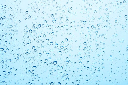 kapky deště - vnější faktory suchosti pokožky