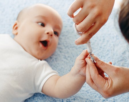 stříhání nehtů miminku, aby si neškrábalo pokožku