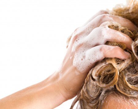 mytí vlasů šamponem nodé
